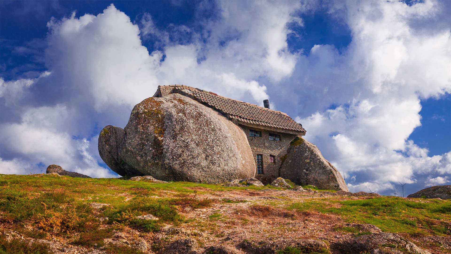 Casa do Penedo (House of the Rock) in Portugal - Olimpio Fantuz/eStock Photo)