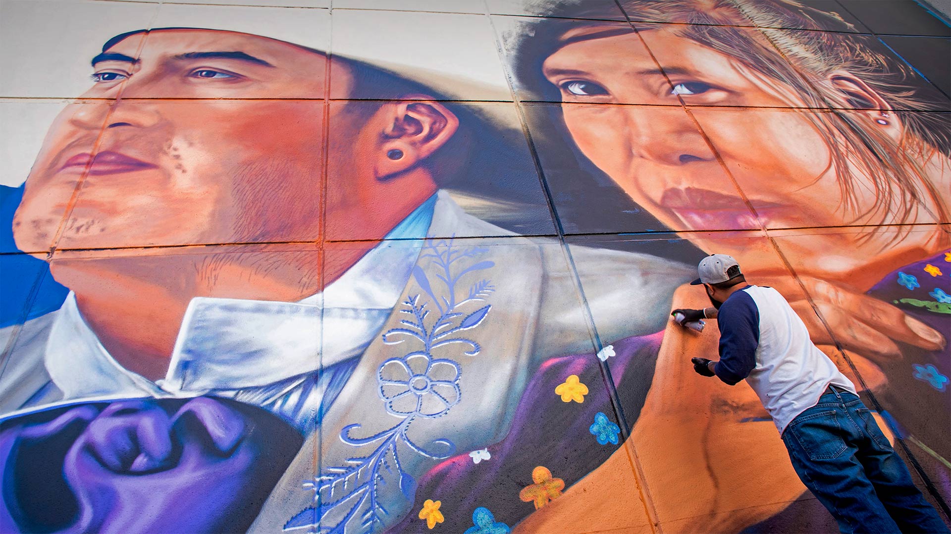 Artist Jesus 'CIMI' Alvarado painting his mural 'Fronterizos' on a wall of the El Paso Museum of Art, El Paso, Texas - Paul Ratje/AFP via Getty Images)