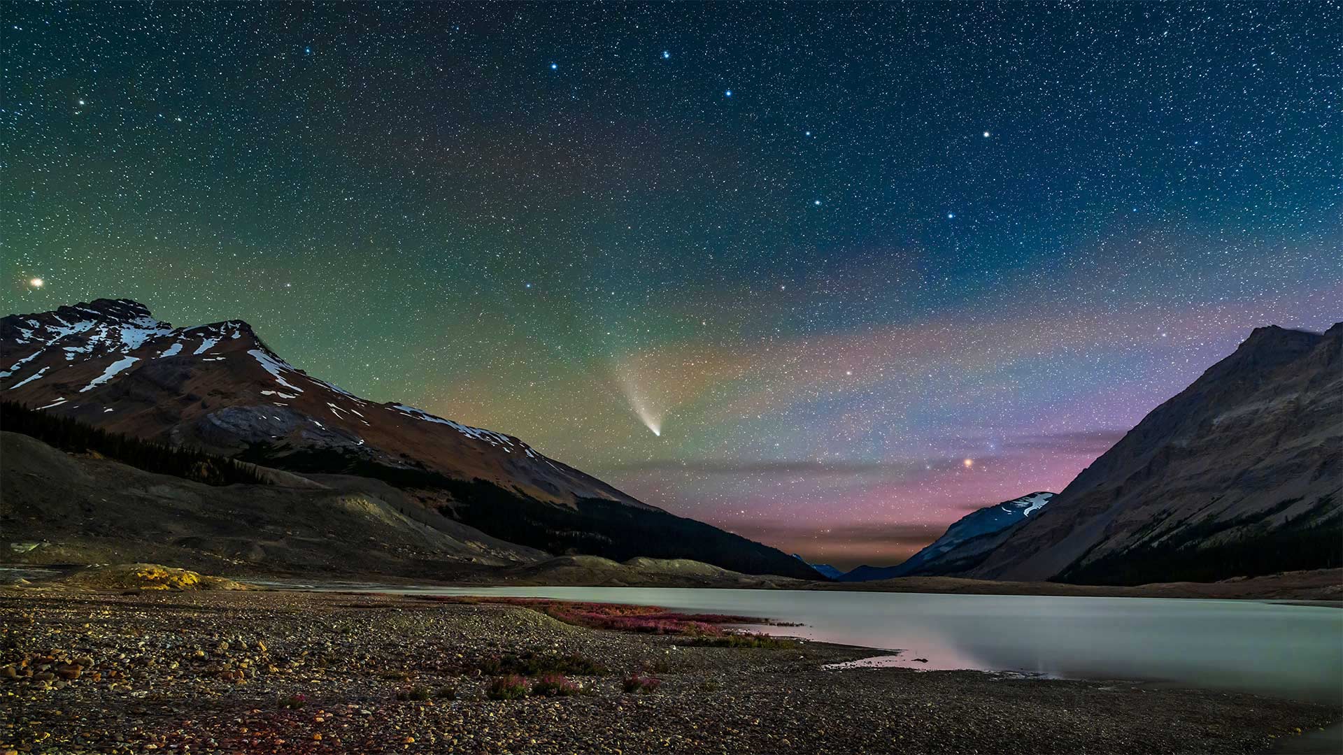 Comet NEOWISE streaks across the sky over Sunwapta Lake in Jasper National Park, Alberta, Canada - Stocktrek Images, Inc./Alamy)
