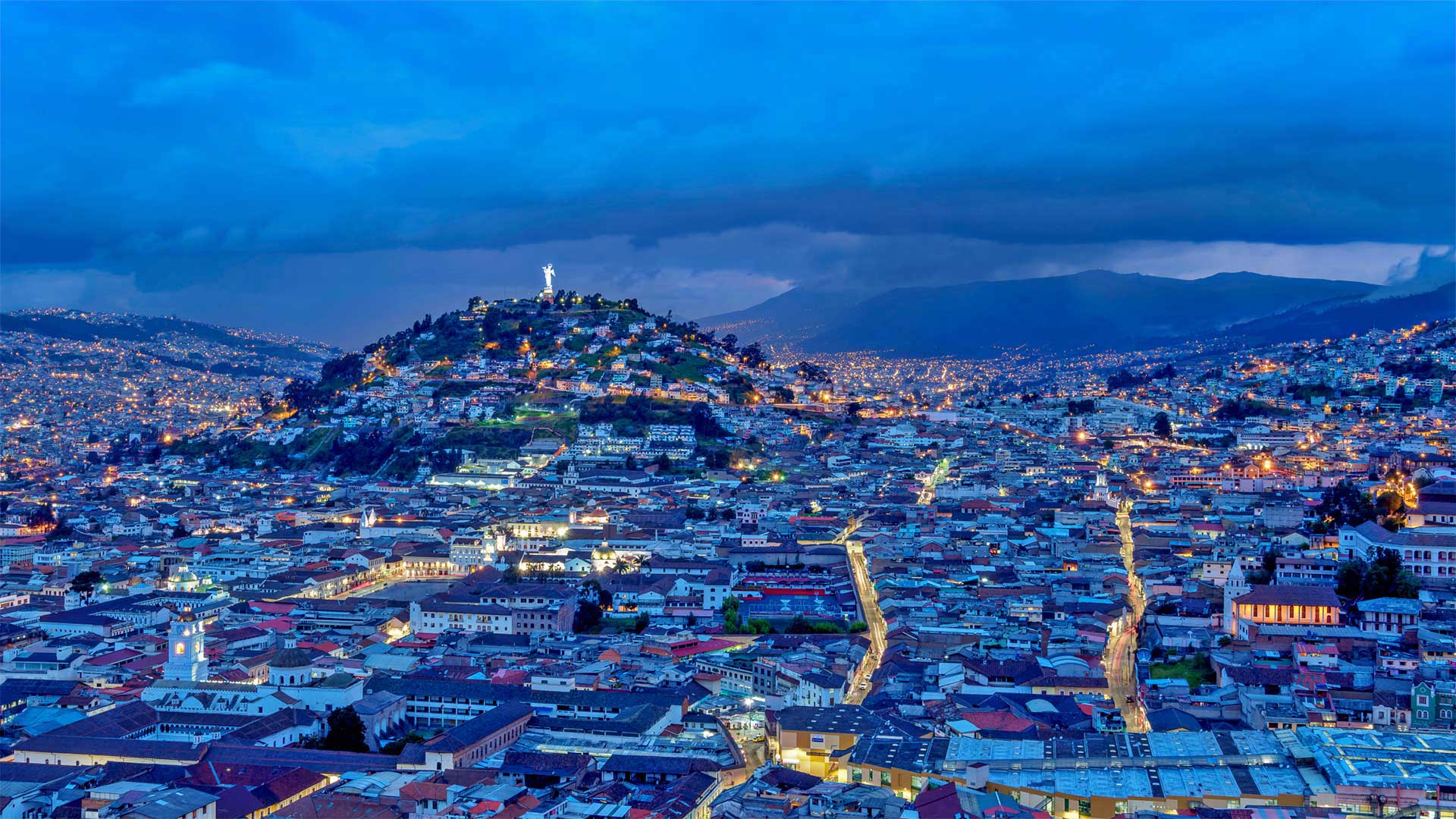 Old Town and El Panecillo Hill in Quito, Ecuador - Karol Kozlowski/plainpicture)