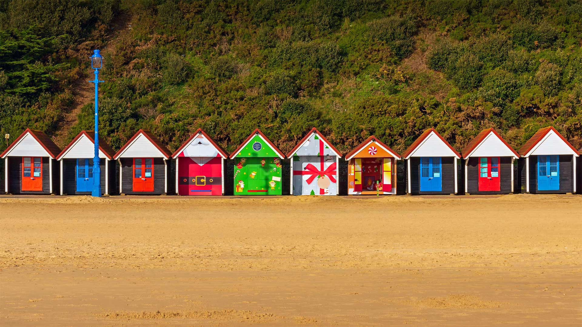 Christmas-themed beach huts in Bournemouth, England - Allouphoto/Alamy)