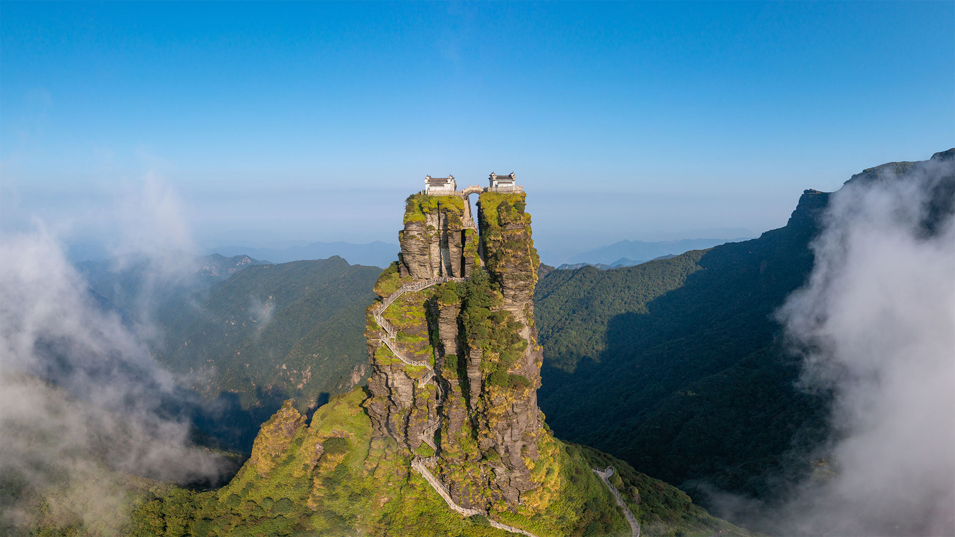 Mount Fanjing in southwest China - zhuxiaophotography/Shutterstock)
