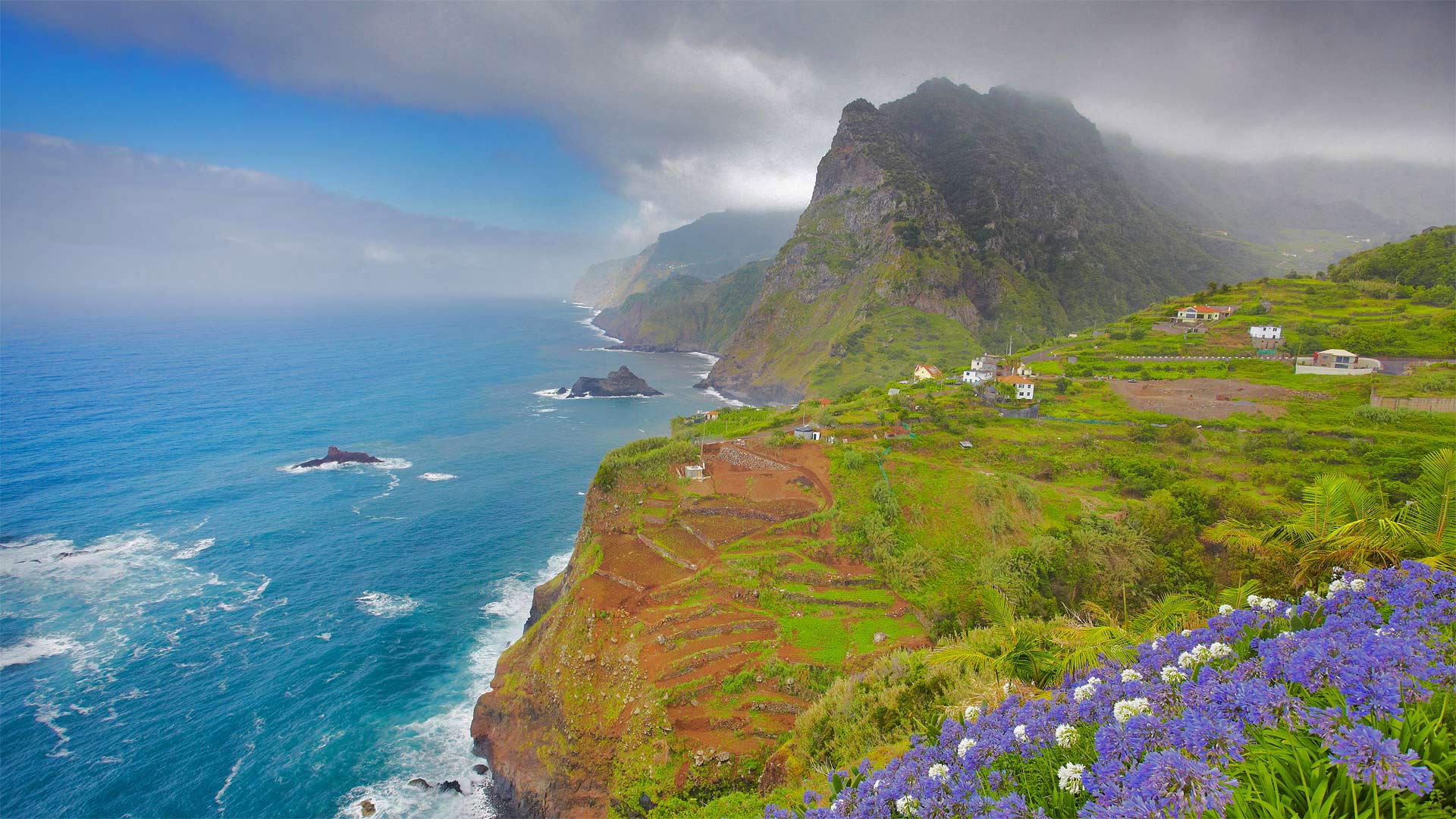 Coast near Ponta Delgada, Madeira, Portugal - Jan Wlodarczyk/Alamy)