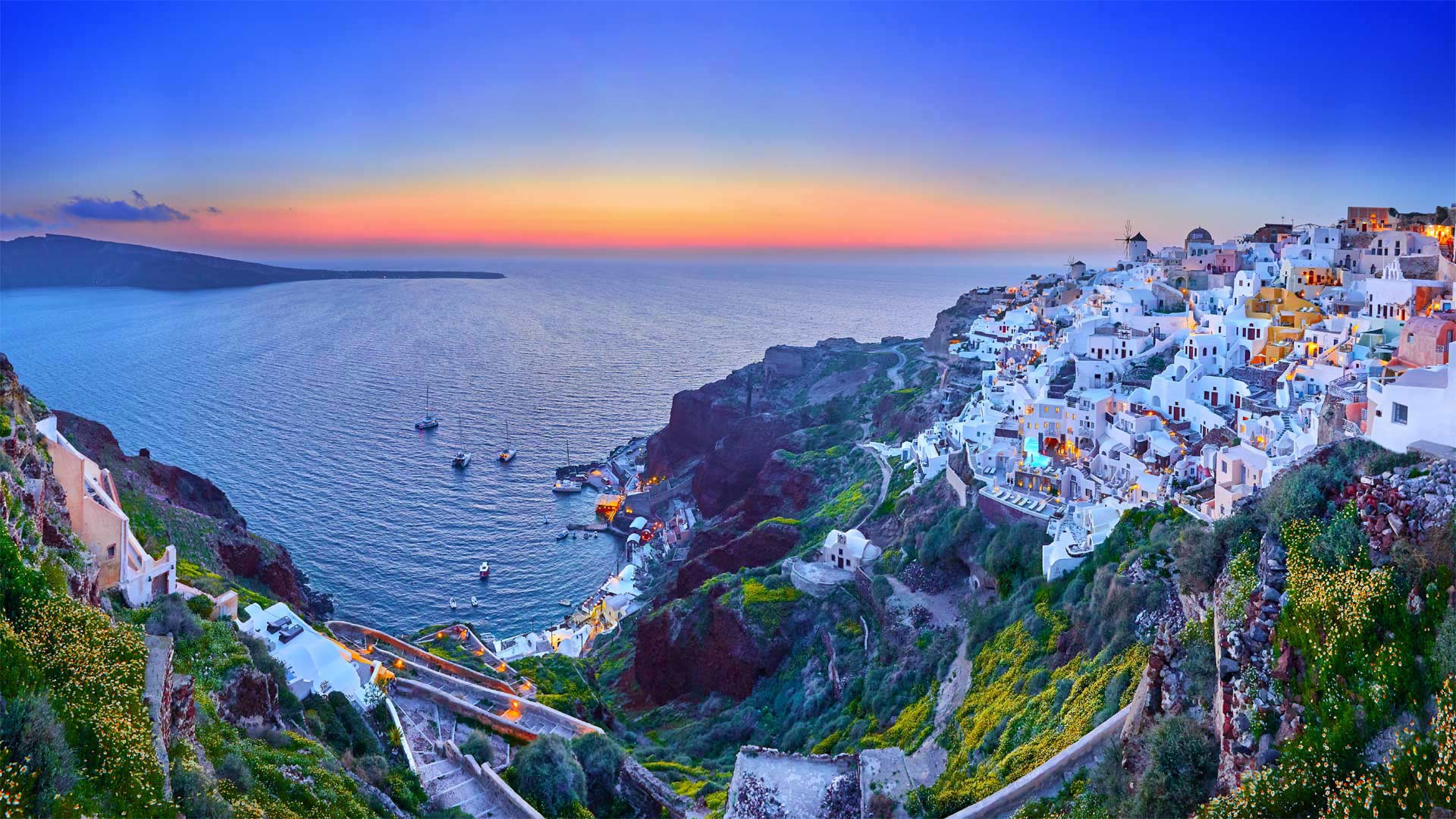 The village of Oia on the island of Santorini, Greece - Zebra-Studio/Shutterstock)