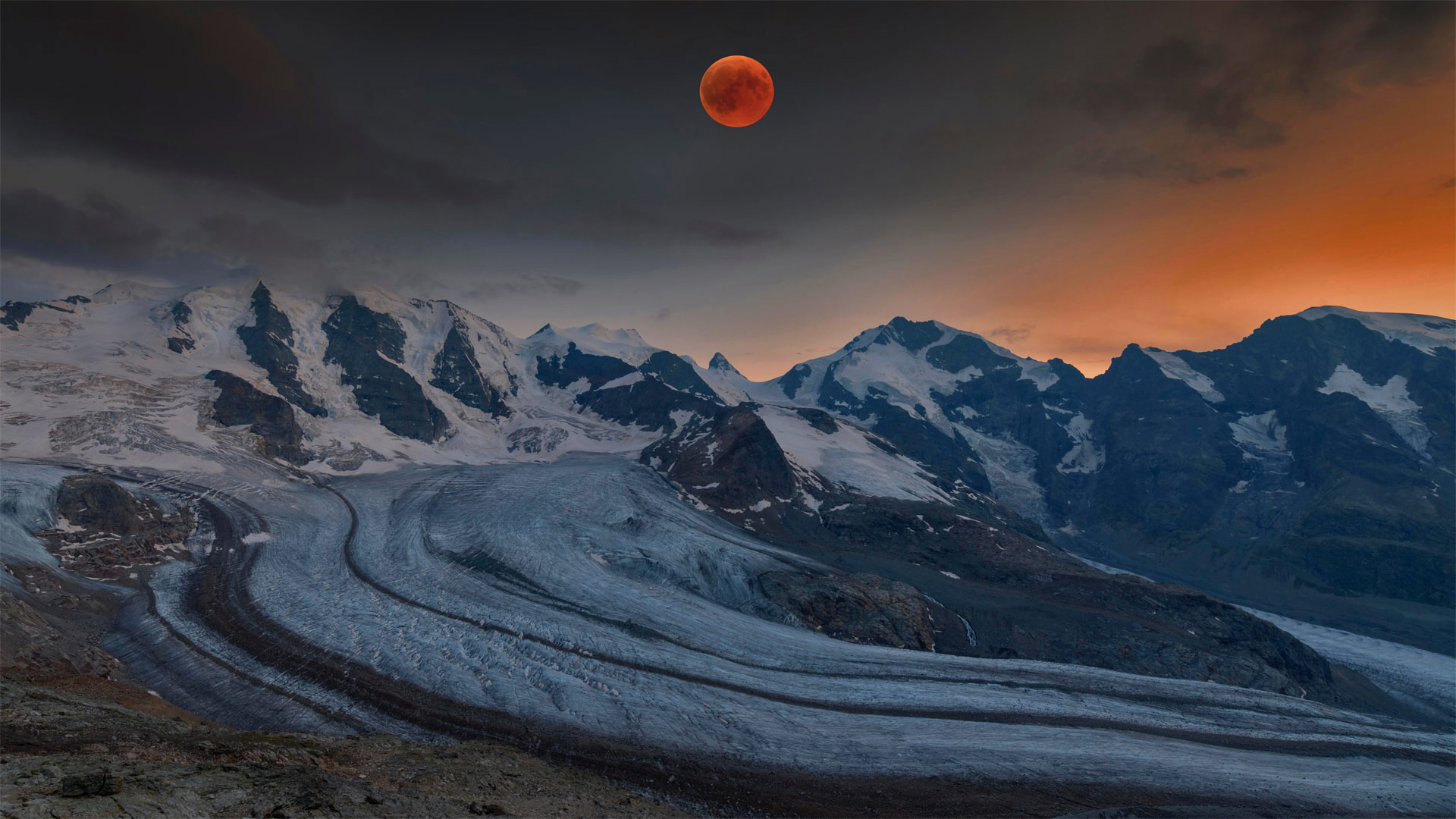 Panoramic view of the Bernina Range with blood moon, Eastern Alps, Engadin, Switzerland - Bernd Zoller/Shutterstock)