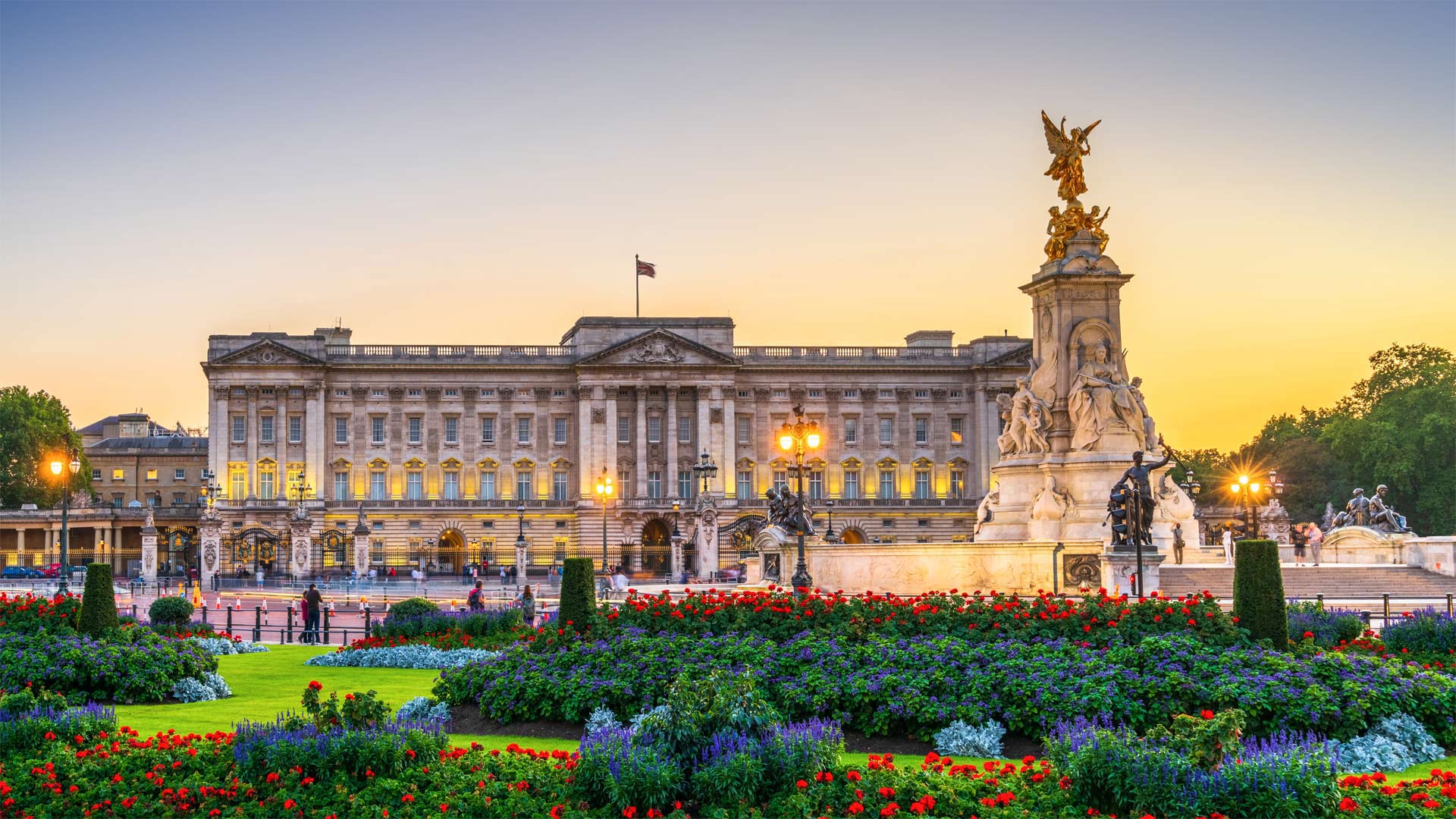 Buckingham Palace in London, England - Pajor Pawel/Shutterstock)