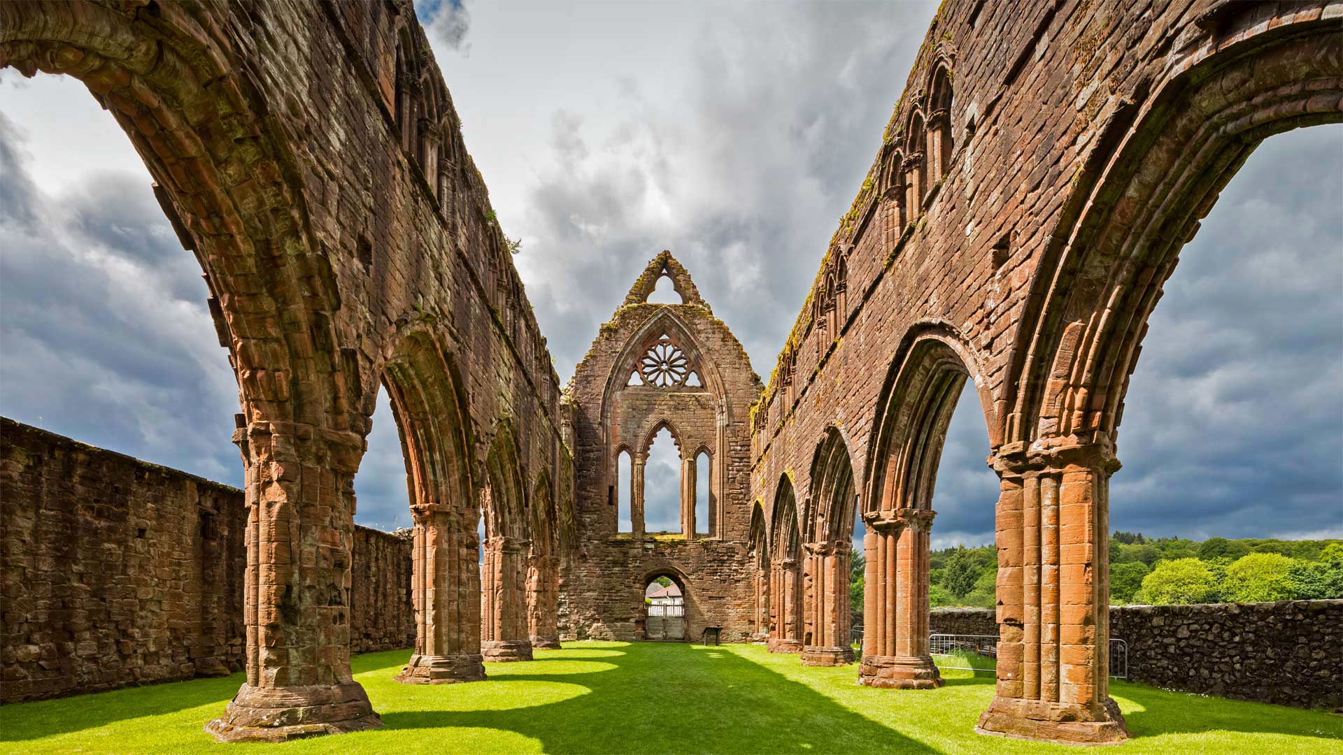 Sweetheart Abbey, Dumfries and Galloway, Scotland - Westend61/Getty Images)