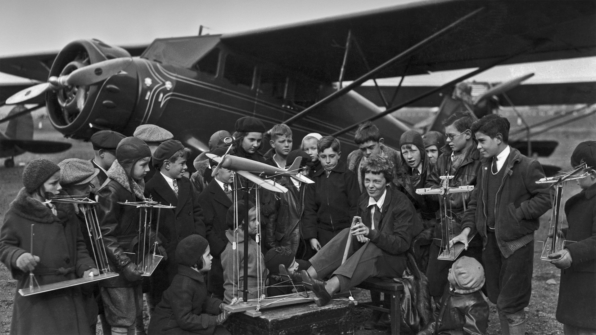 Amelia Earhart teaching students in Newark, New Jersey - Bettmann/Getty Images)