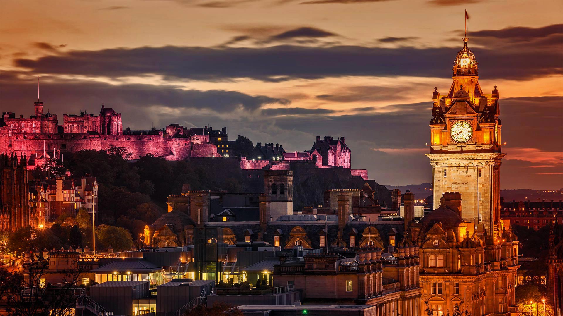 Edinburgh city skyline at night, Scotland - Suranga Weeratuna/Alamy)