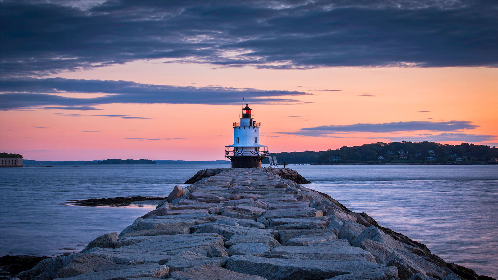 Spring Point Ledge Light in South Portland, Maine - Haizhan Zheng/Getty Images)