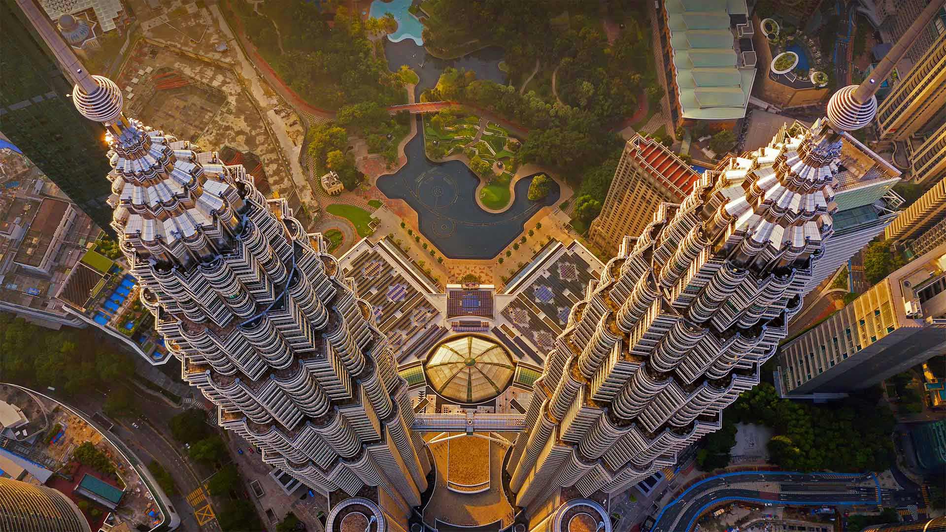 Petronas Twin Towers, Kuala Lumpur, Malaysia - tampatra/Getty Images)