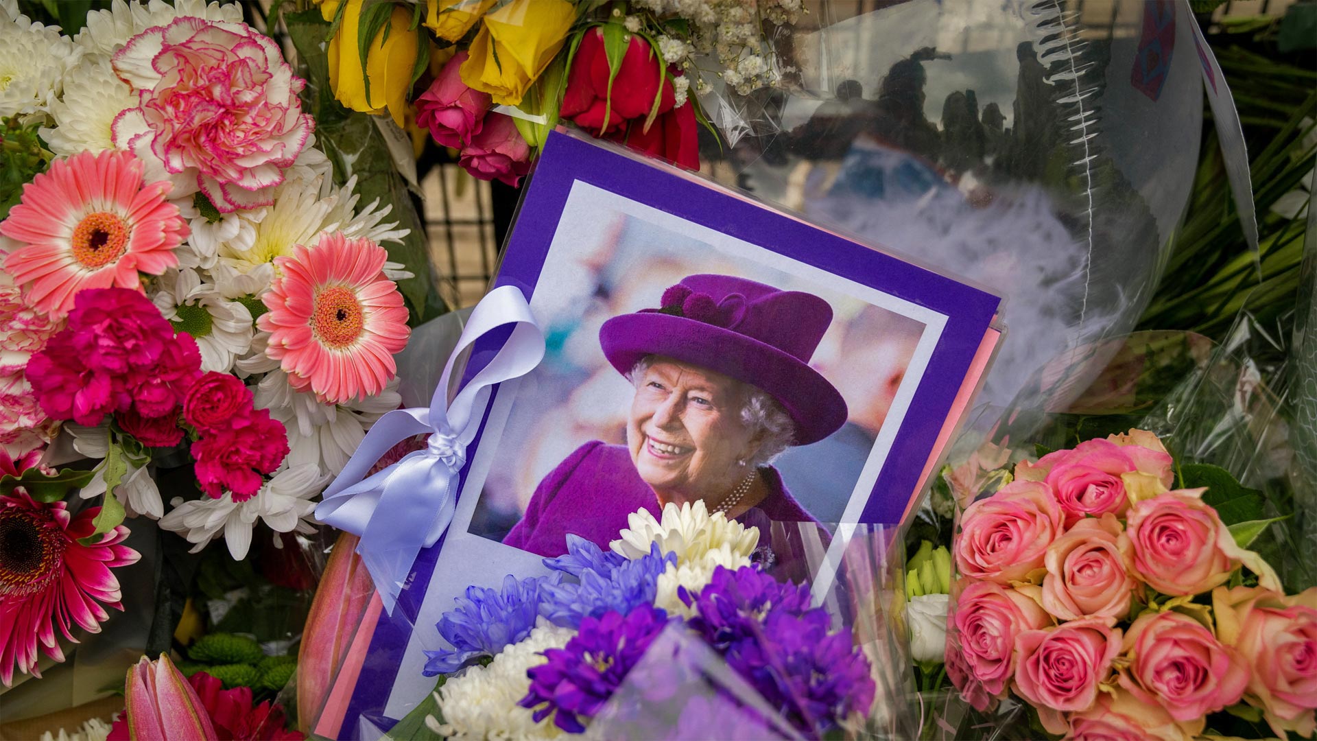 Floral tributes left in London, England, following the death of Queen Elizabeth II - Maja Smiejkowska/Reuters)