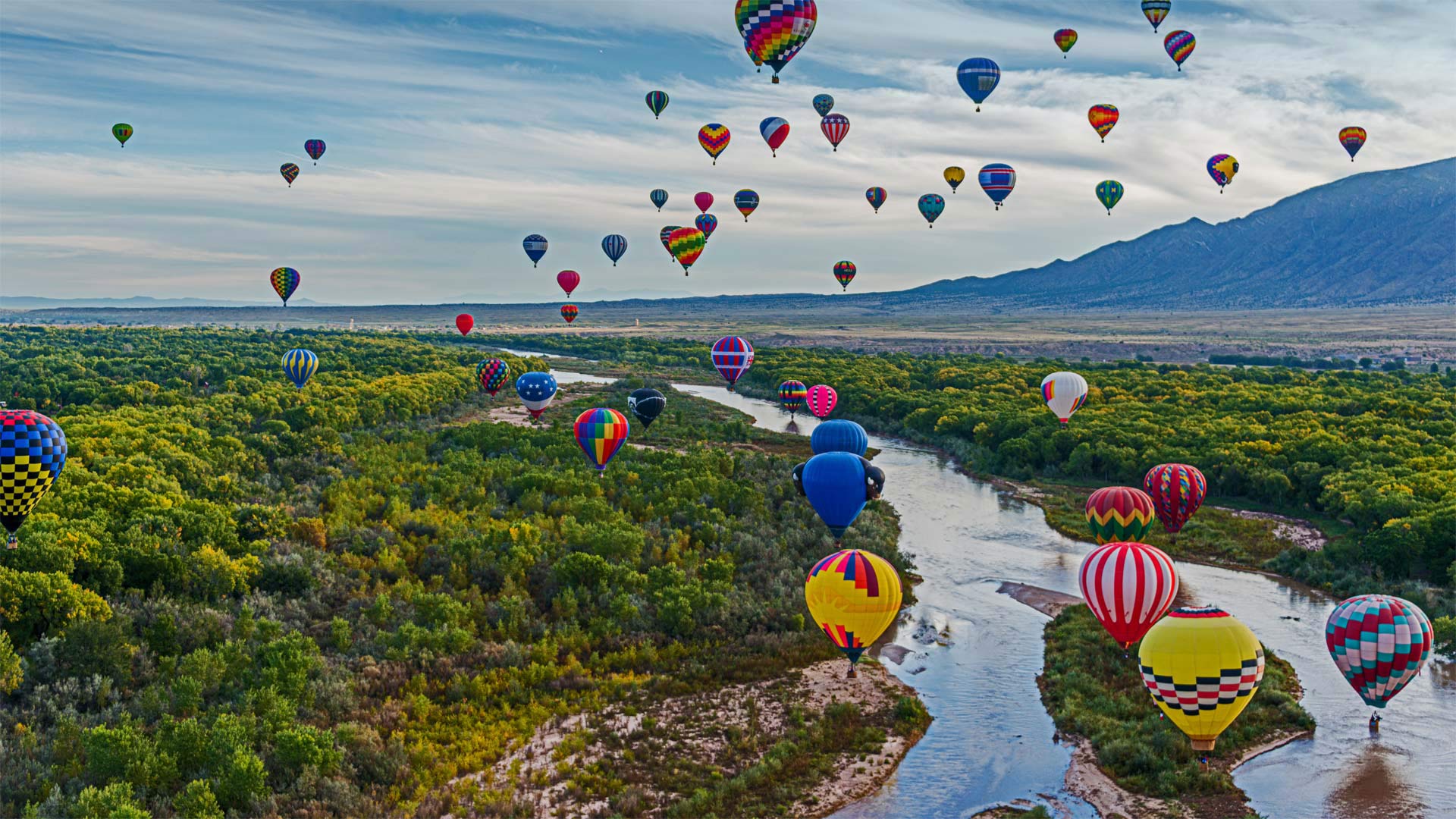 Hot air balloons at the Albuquerque International Balloon Fiesta in Albuquerque, New Mexico - gmeland/Shutterstock)