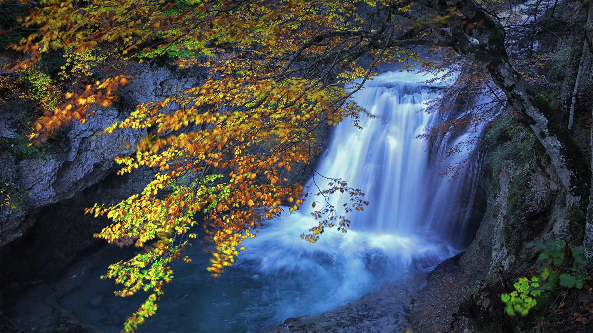 Waterfall on the Río Arazas in Ordesa y Monte Perdido National Park, Pyrenees, Spain - David Santiago Garcia/Cavan Images)