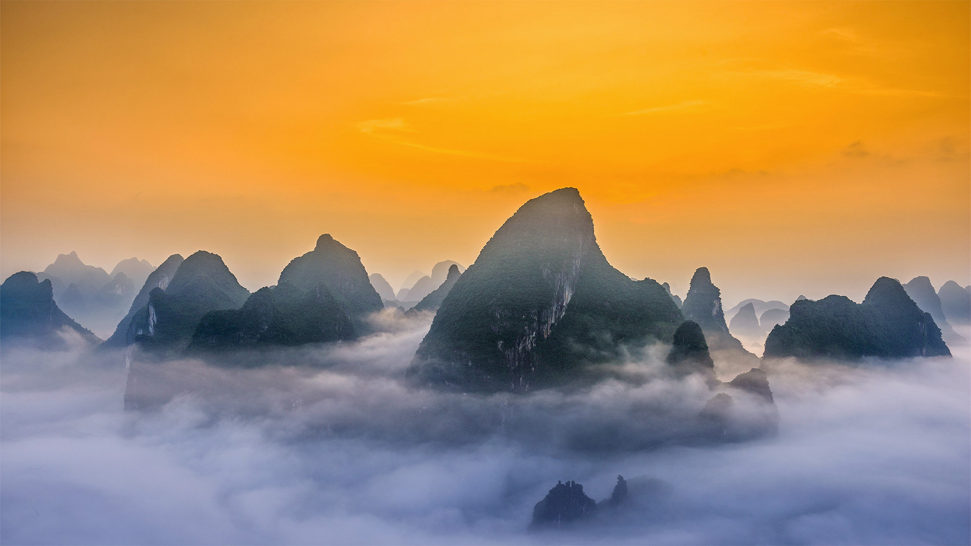 Karst mountains in Guilin and Lijiang River National Park, China - Sean Pavone/Alamy)