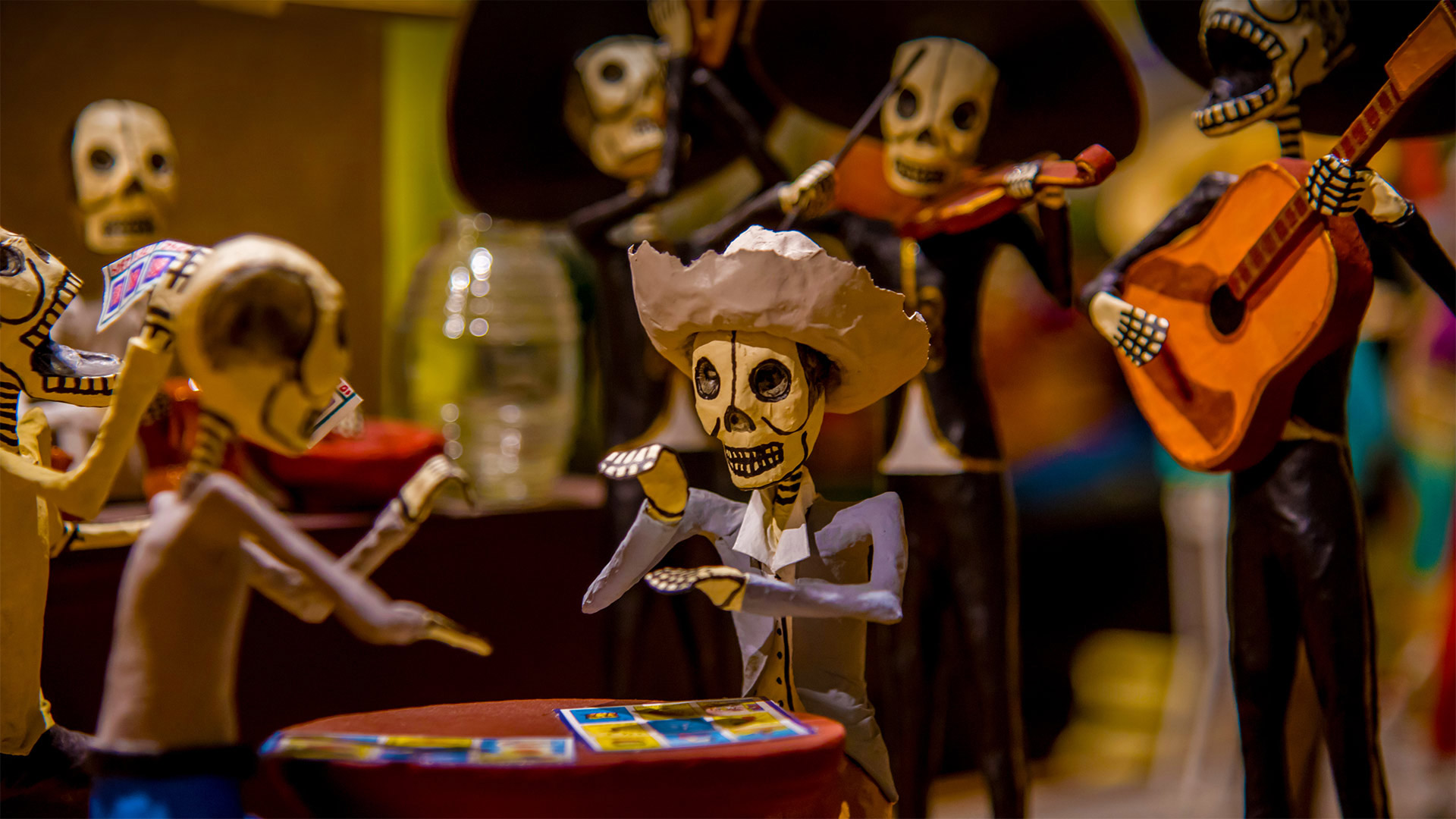 Skeleton figures (calacas) dressed up for Día de los Muertos celebrations in Mexico - Amelia Fuentes Marin/Getty Images)