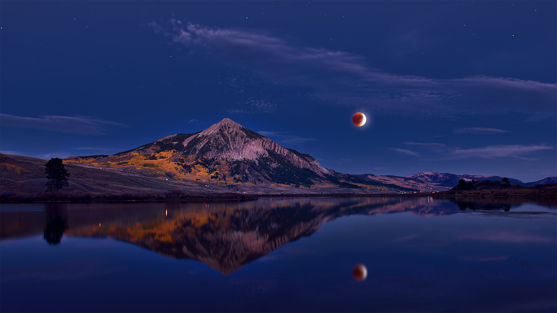 Lunar eclipse above Mount Crested Butte, Colorado - Mengzhonghua Photography/Getty Images)
