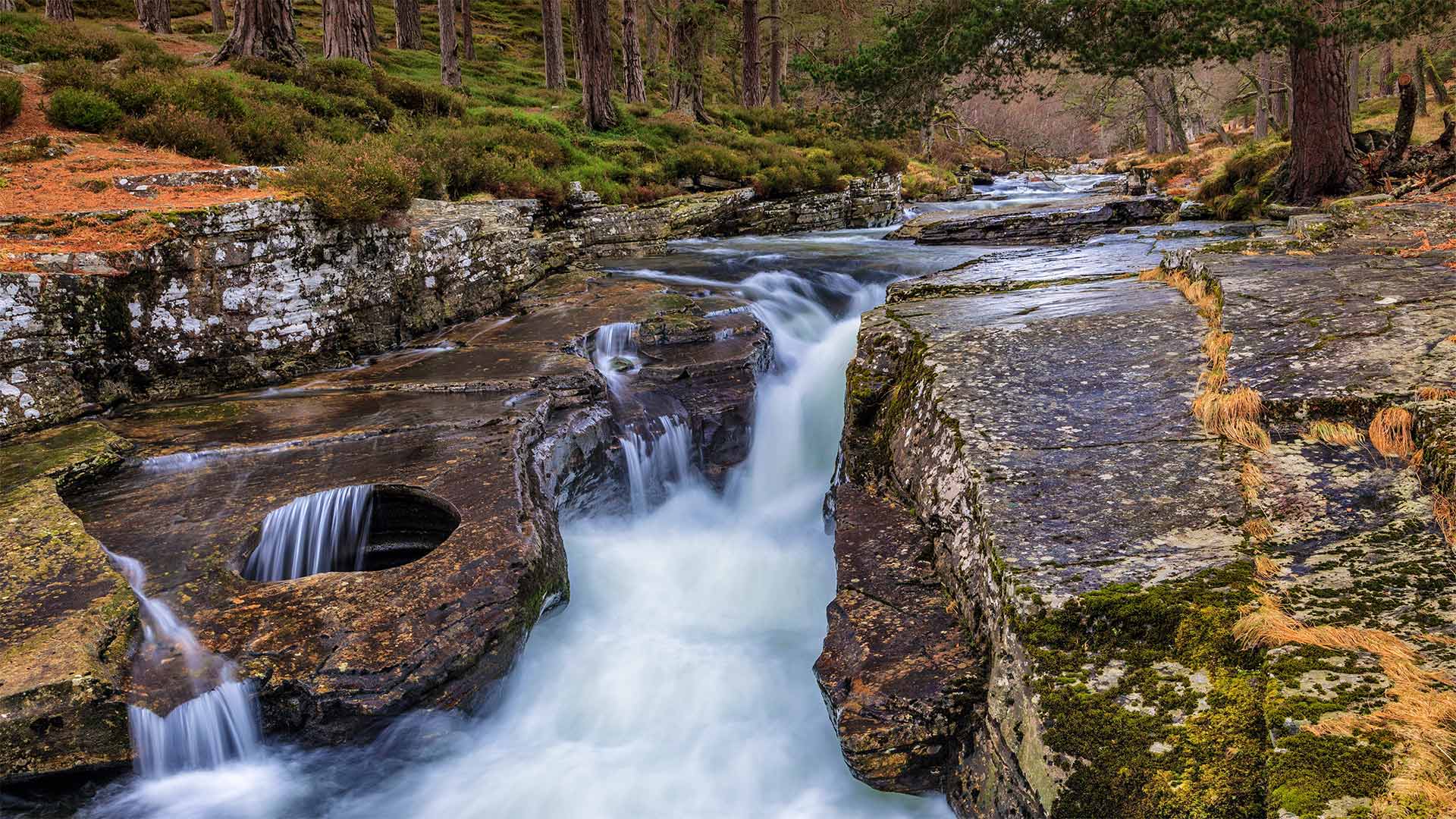 The Punch Bowl on the River Quoich in the Cairngorms, Aberdeenshire, Scotland - AWL Images/Danita Delimont)