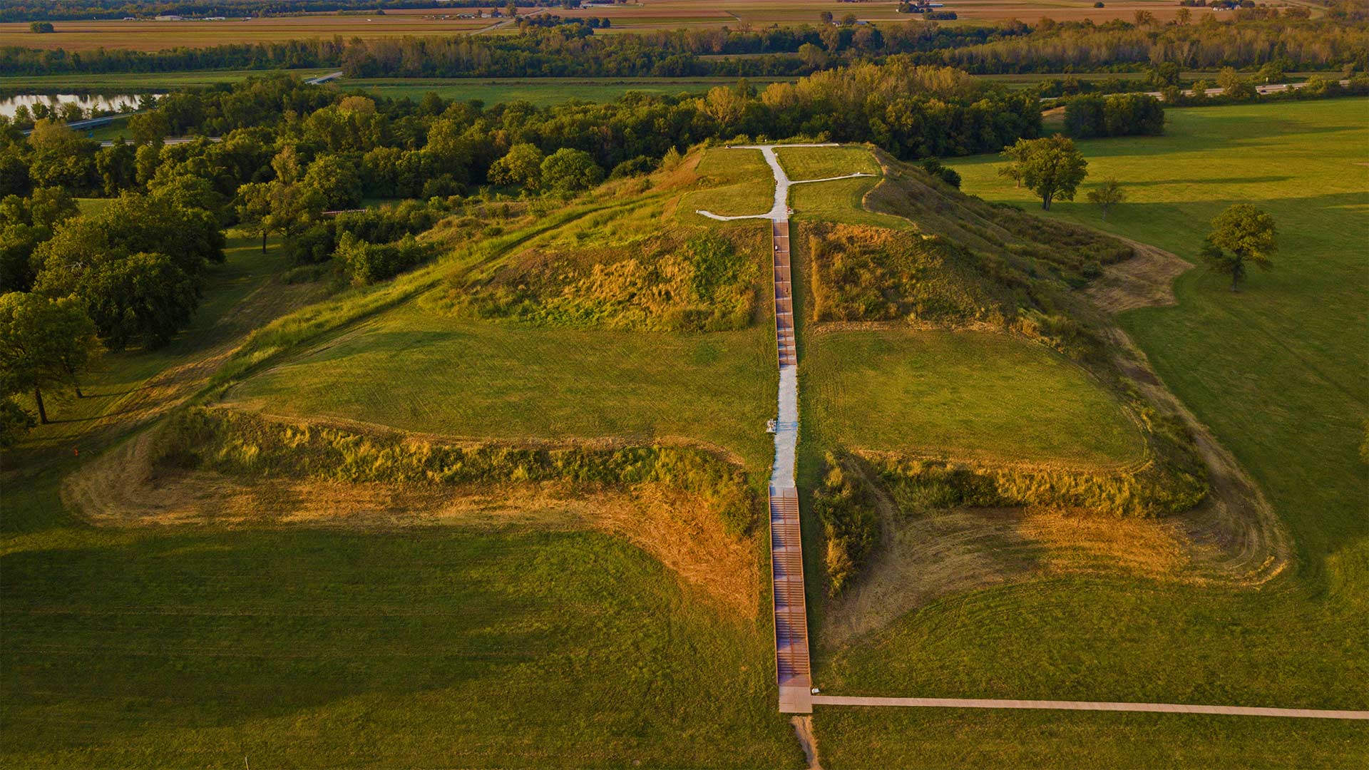 Monks Mound at the Cahokia Mounds UNESCO World Heritage Site near Collinsville, Illinois - Matthew Gush/Alamy)