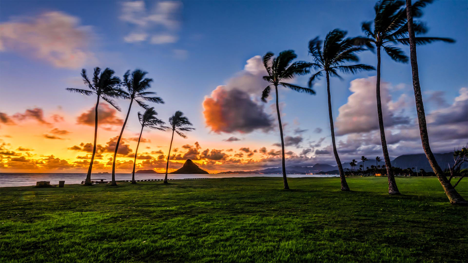 Mokoli'I Island in Kaneohe Bay, seen from Kualoa Regional Park, Oahu, Hawaii - Riddhish Chakraborty/Getty Images)