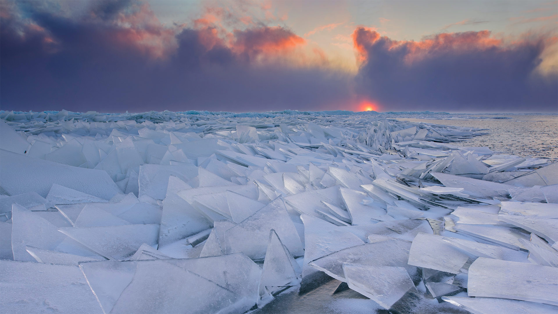 Hummock ice on Lake Peipus in Estonia - Sven Zacek