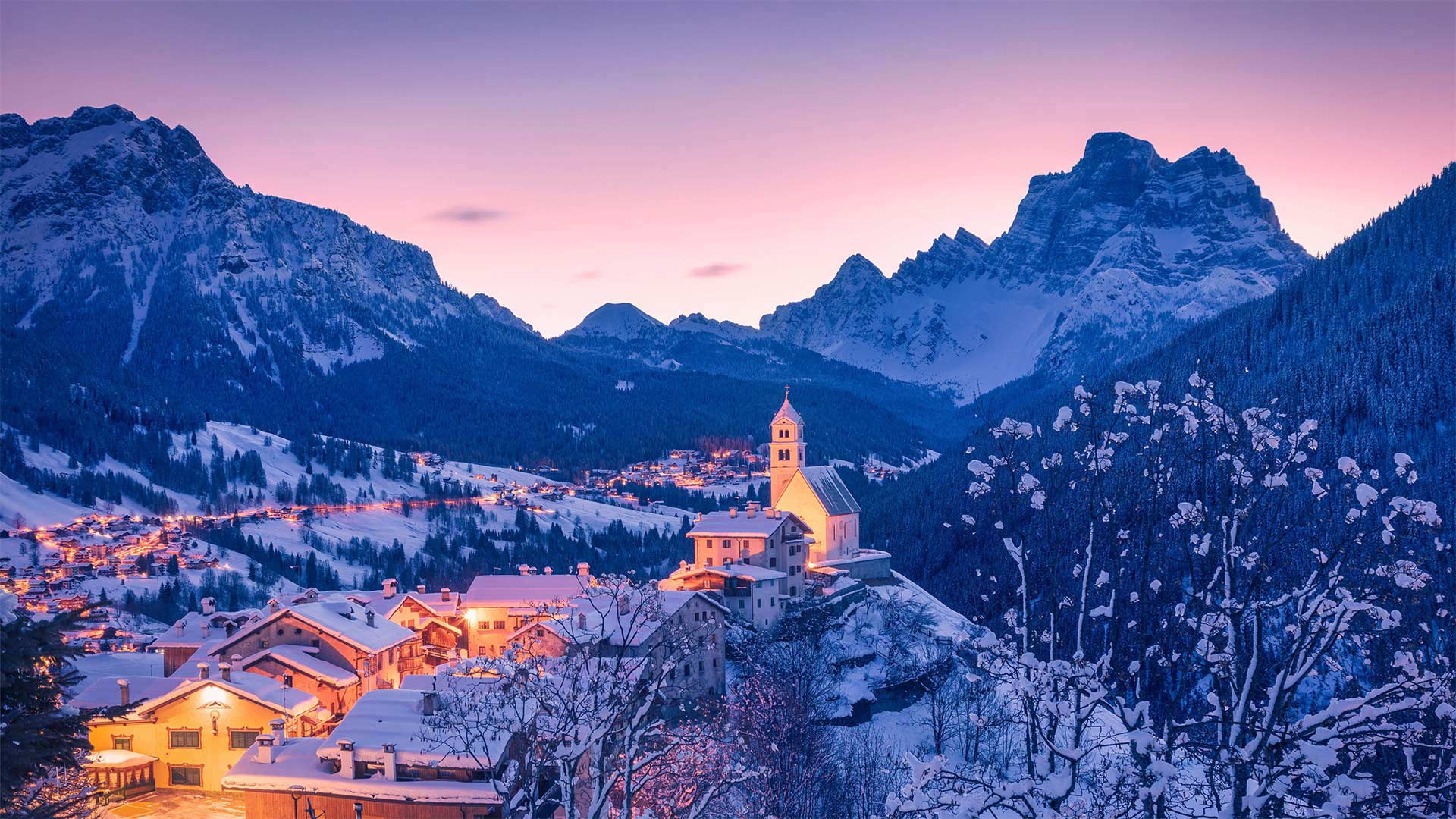 Colle Santa Lucia in the Dolomites, Italy - mauritius images GmbH/Alamy)