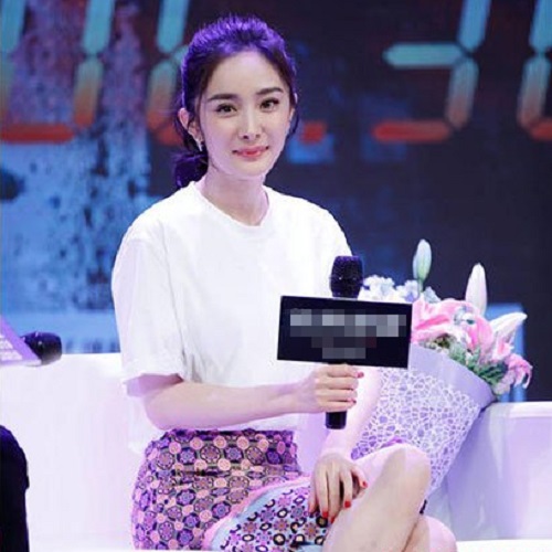 杨幂印花半身裙搭配