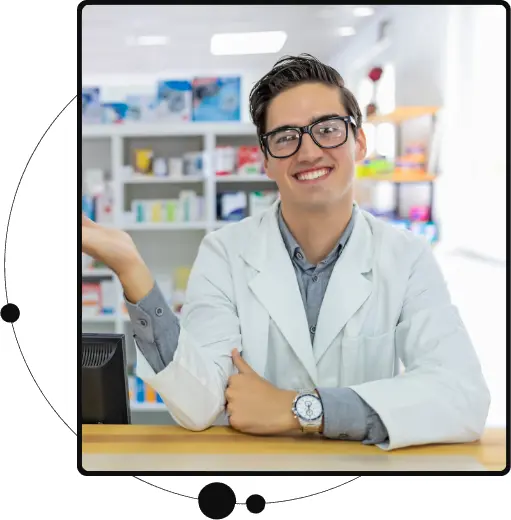 pharmacien dans sa pharmacie