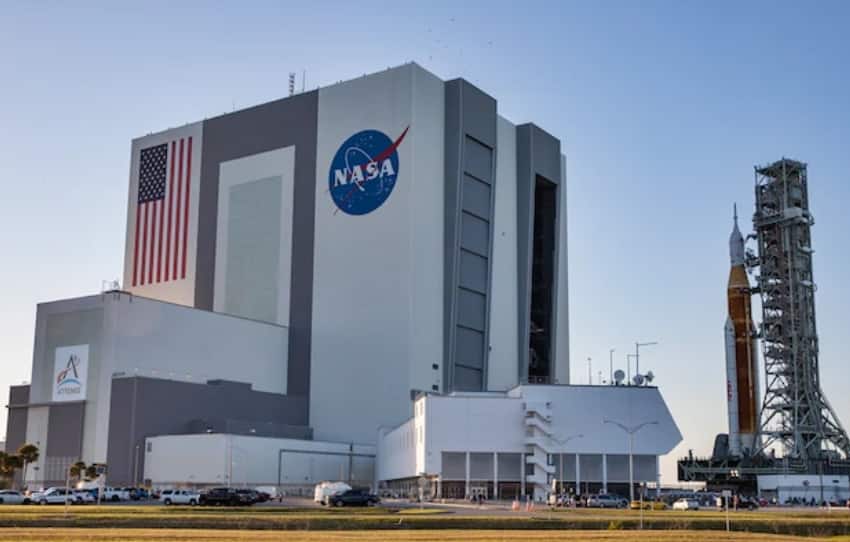 NASA Targets 2026 for Crewed Moon Flyby, Mars Sample Return Decisions, New Earth Satellites