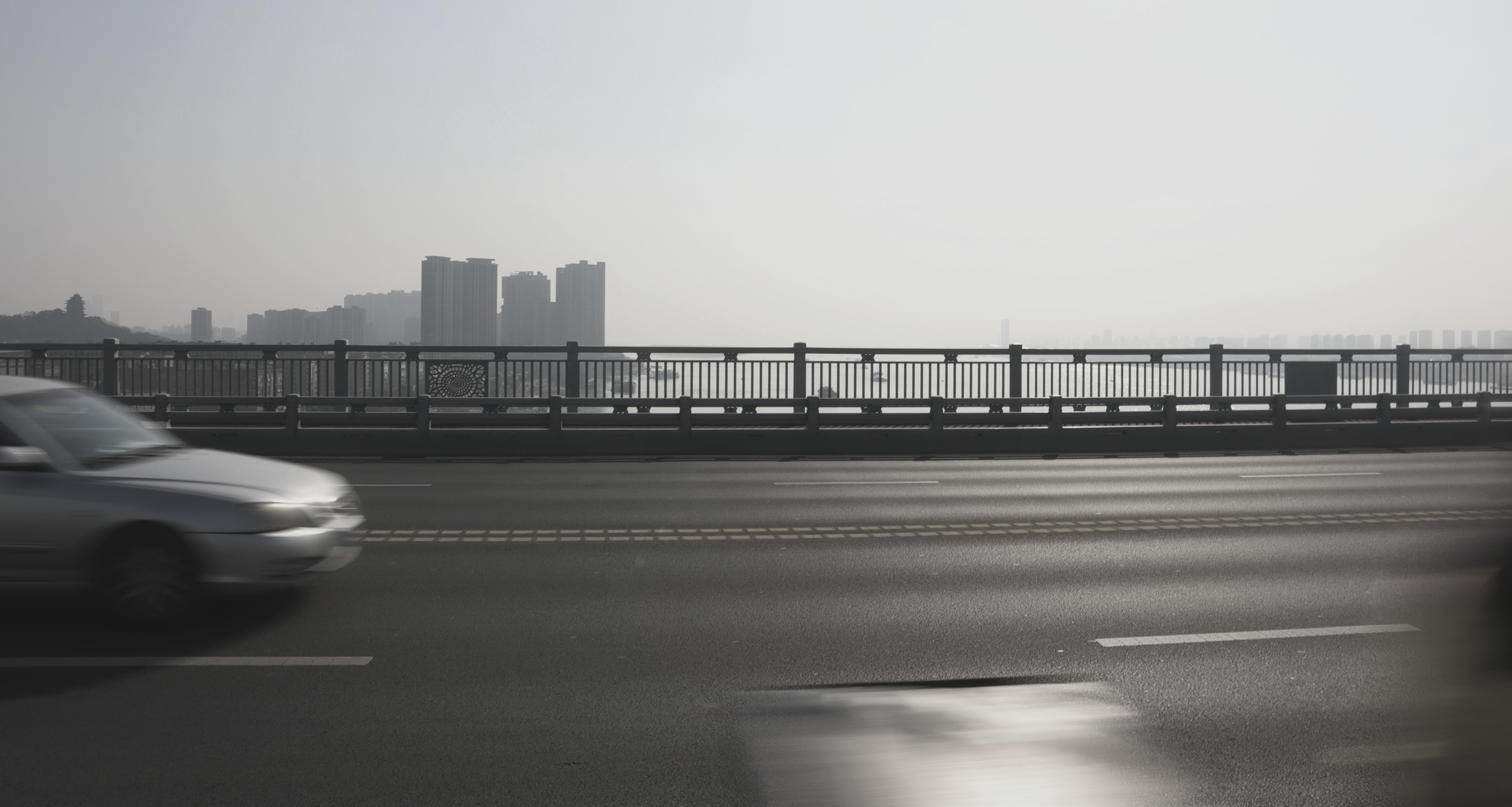 车辆飞驰的长江大桥