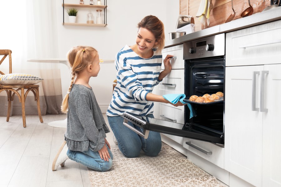 Küche Mutter und Kind moderne Küche und Ofen