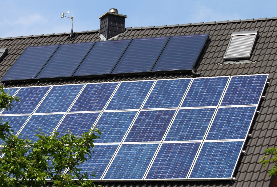 Solaranlage Solarthermie und Photovoltaik auf dem Dach