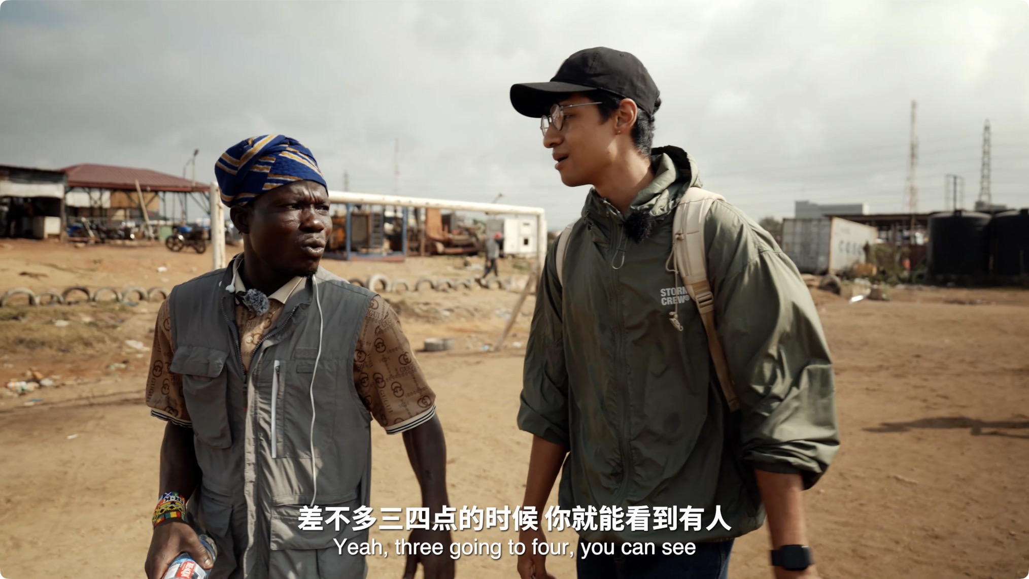 据向导讲,下午三四点就有大人和孩子一起踢球了