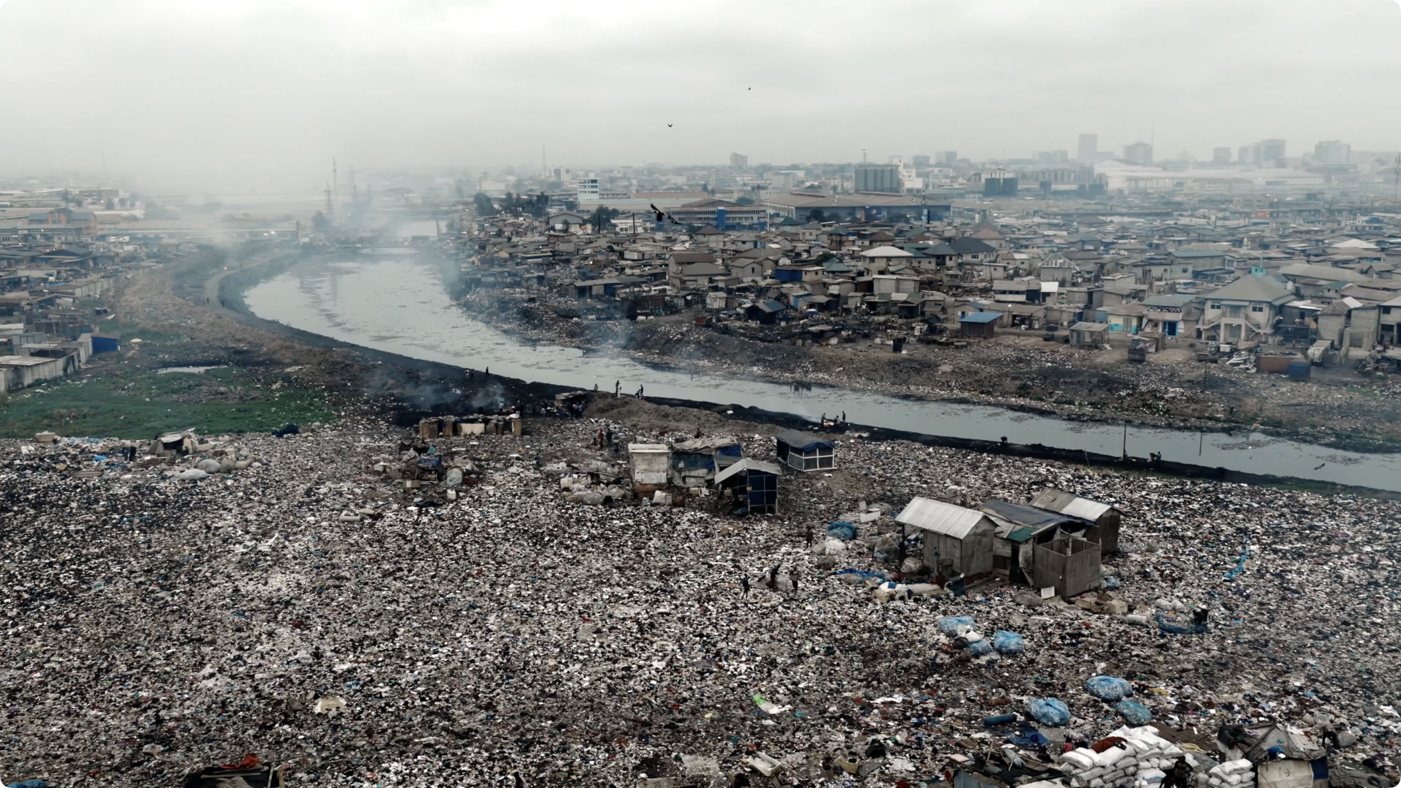 加纳河畔的垃圾场