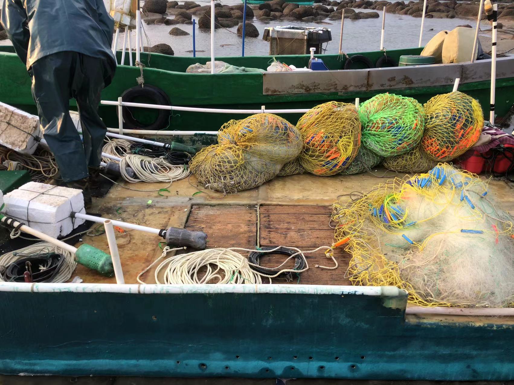 谢大哥的船 | 浮标和渔网连在一起