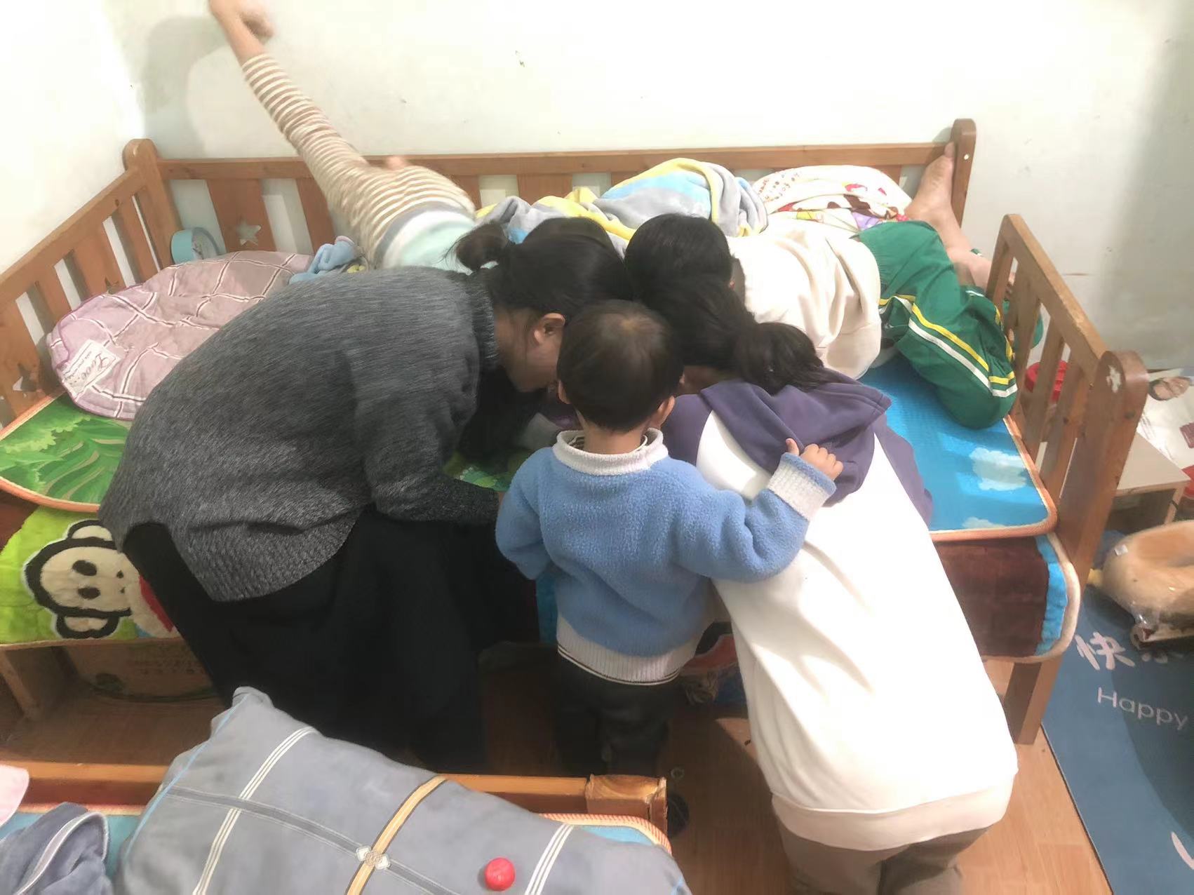 和孩子们玩到一起的饭团