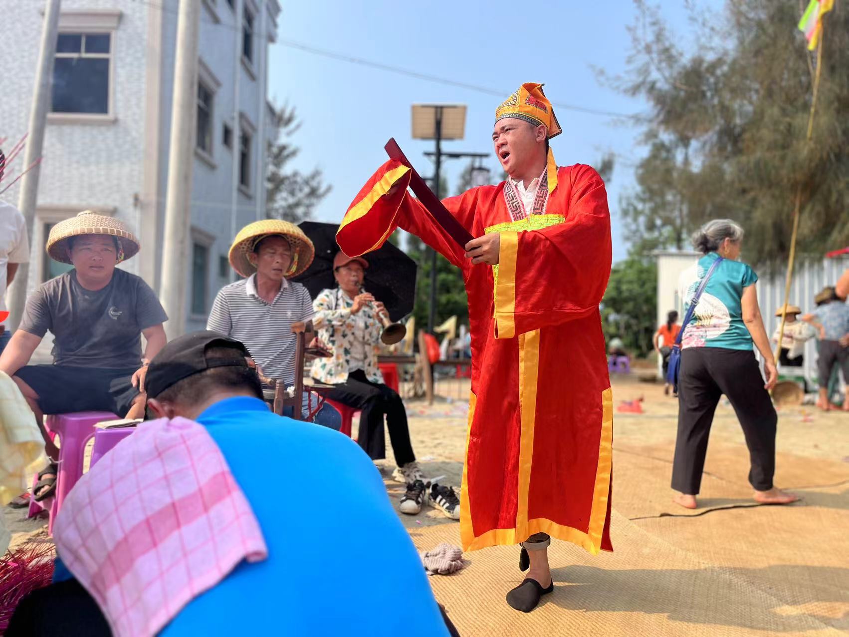 参拜中的小谭道士