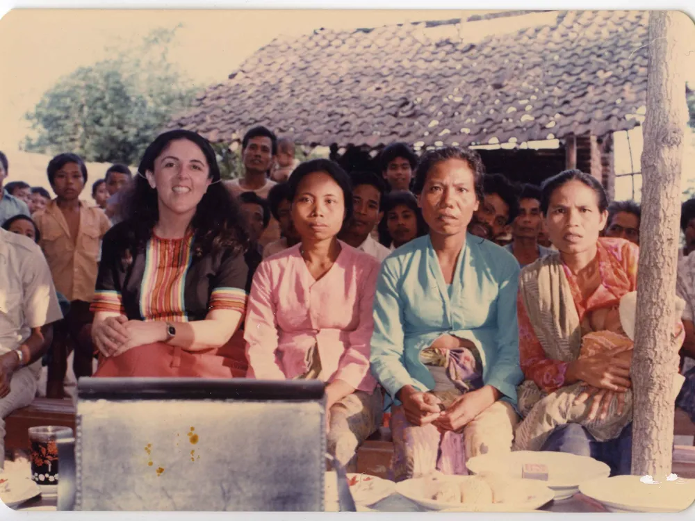 S. Ann Dunham(前排左一)在印度尼西亚 | 图源:https://www.smithsonianmag.com/smithsonian-institution/help-transcribe-field-notes-penned-ann-dunham-pioneering-anthropologist-barack-obama-mother-180975310/
