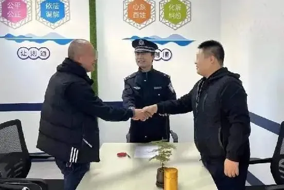 杨先生与林先生握手言和 | 图源《在妈祖面前,没有福建人敢撒谎》