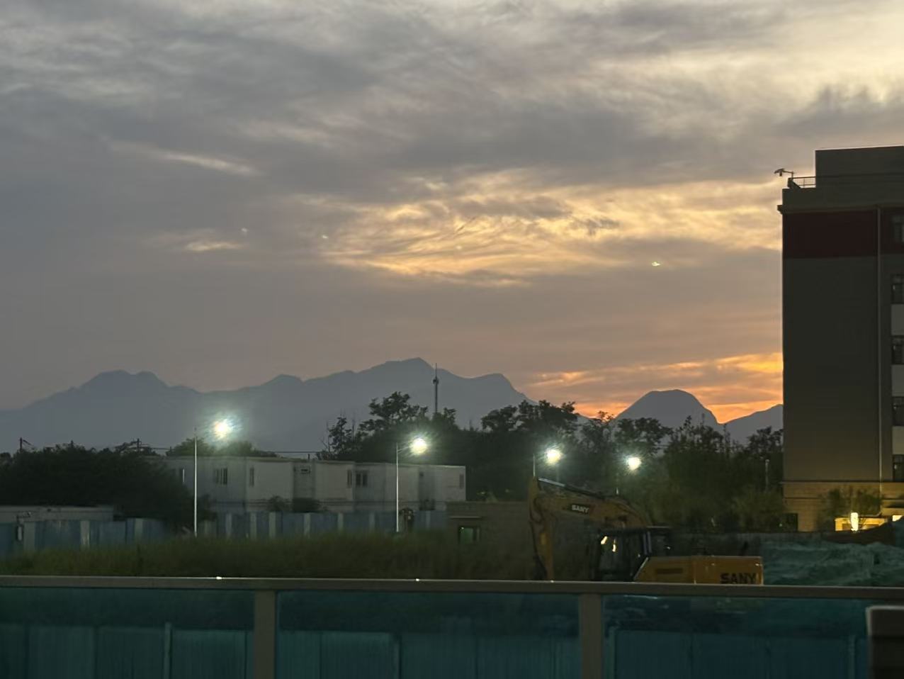 Z 视角中学校体育场边的夕阳