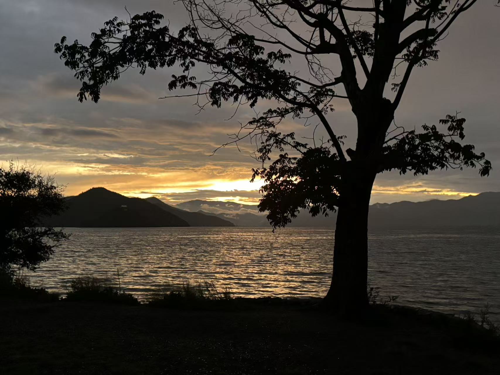 Z 分享给我的泸沽湖日出，那一刻的她感到十分孤独