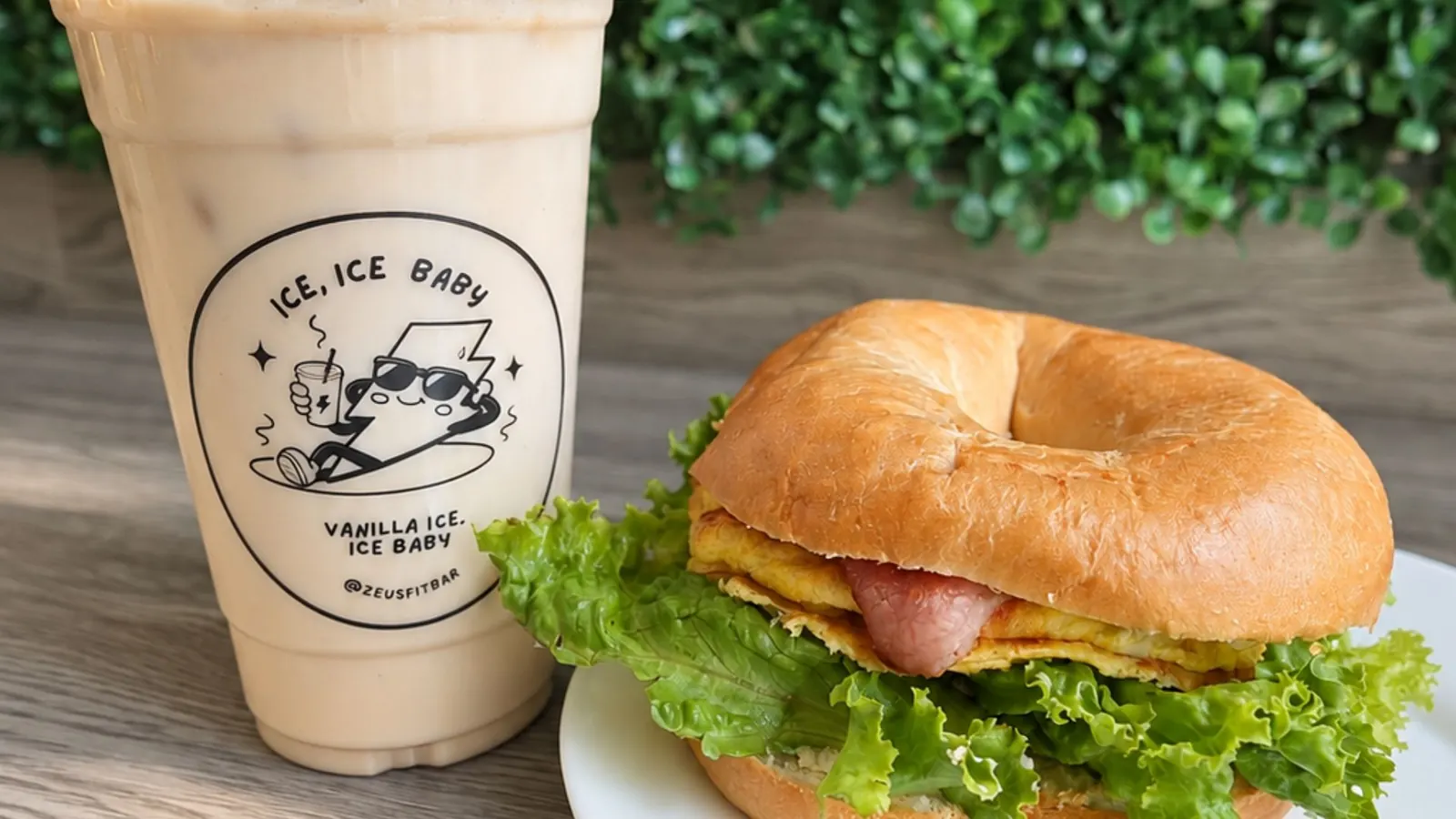 Bagel con huevo y bebida Ice Ice Baby