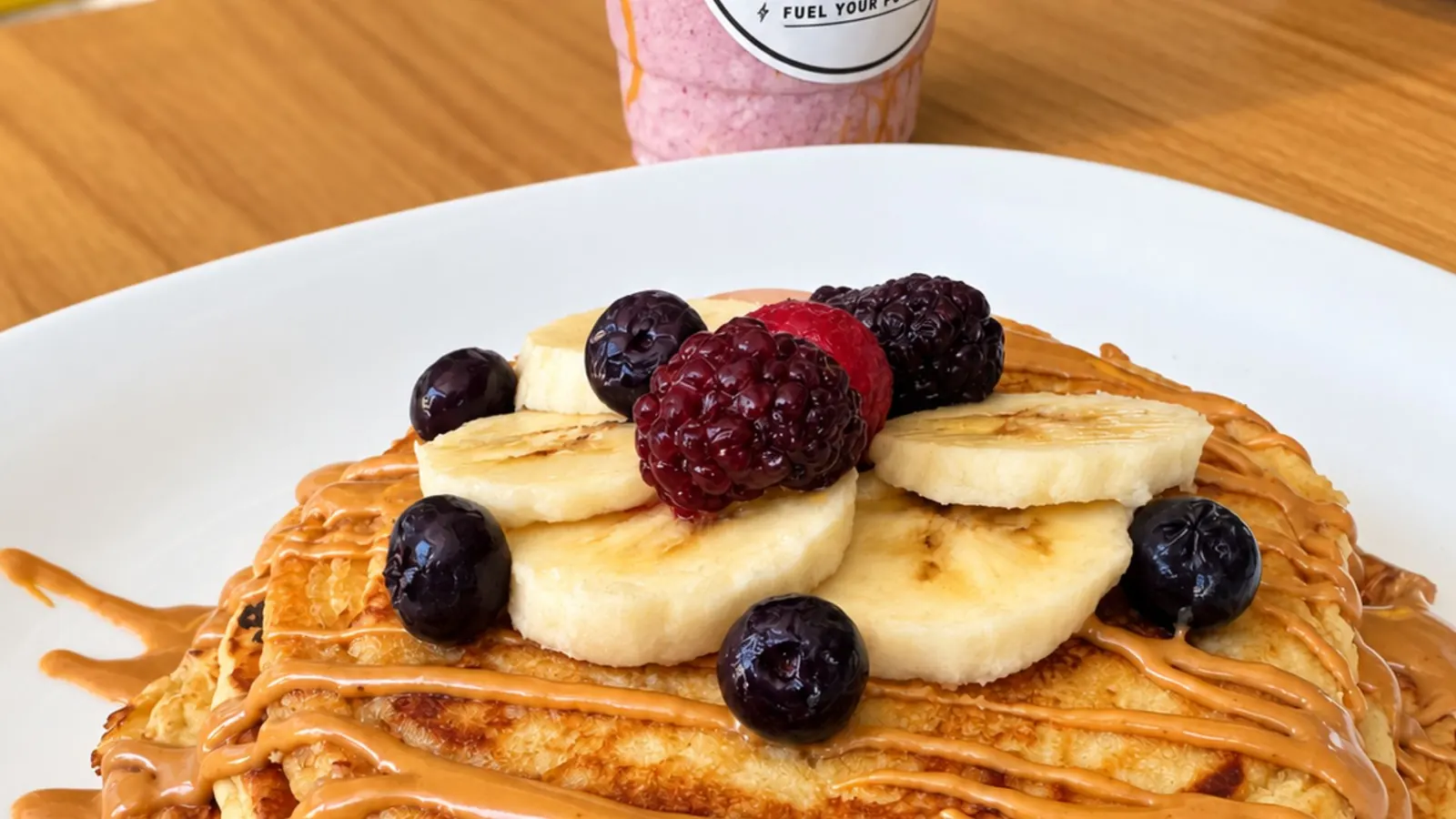 Waffle con platano y frutos rojos