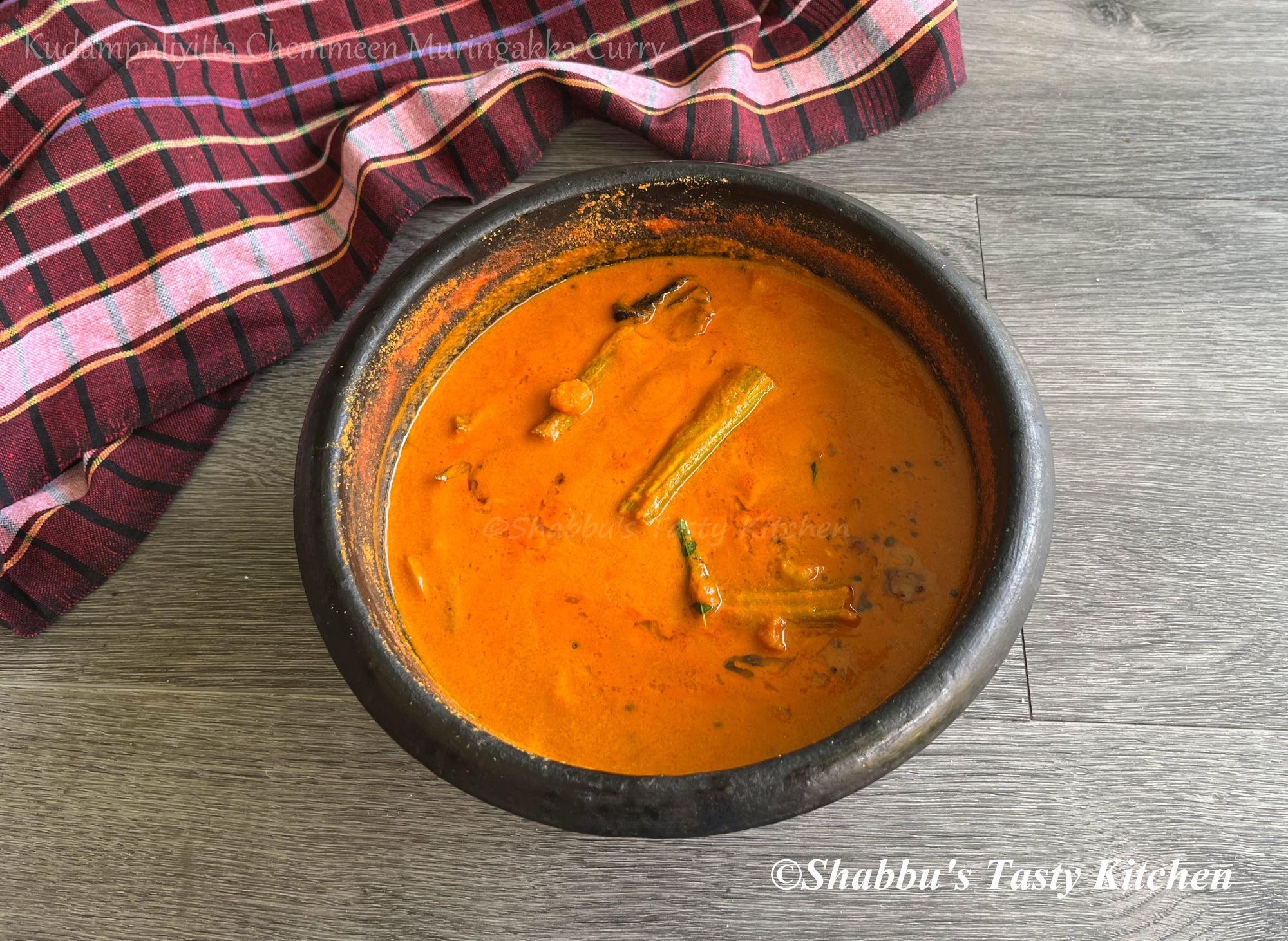 kudampuliyitta-chemmeen-muringakka-prawns-drumsticks-curry