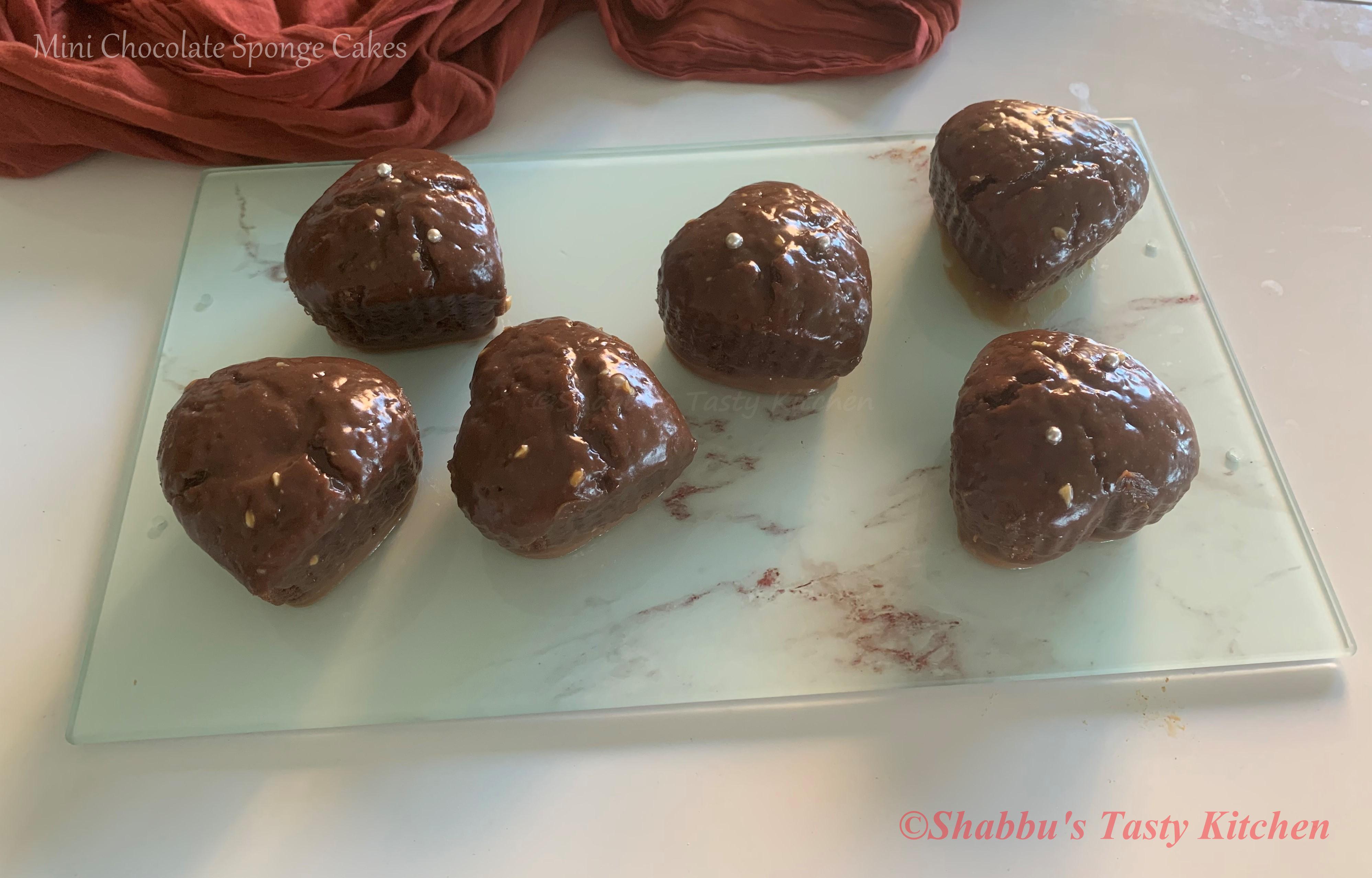 mini-chocolate-sponge-cakes-with-chocolate-ganache