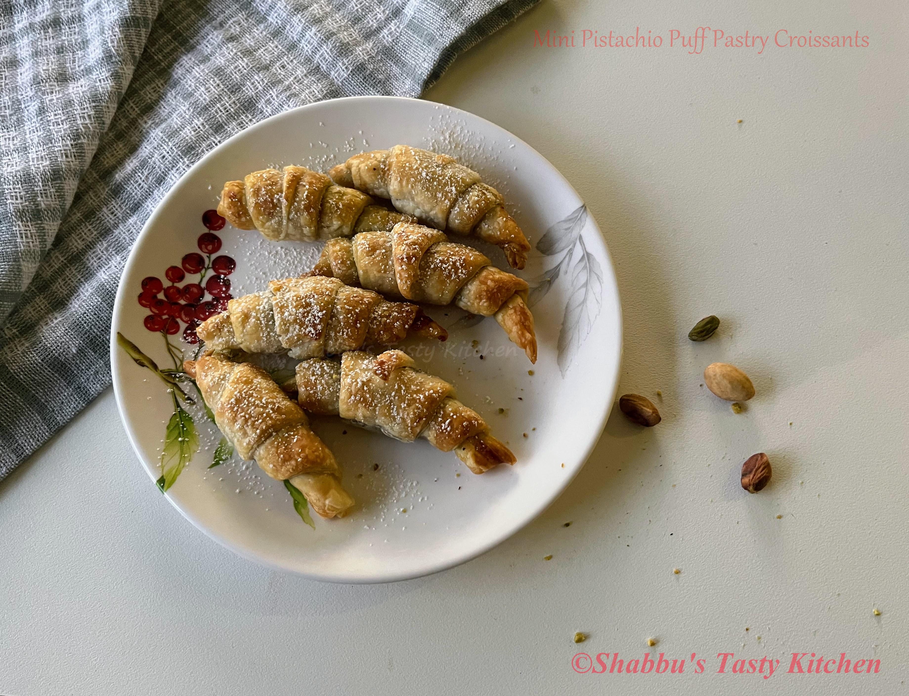 mini-pistachio-puff-pastry-croissants