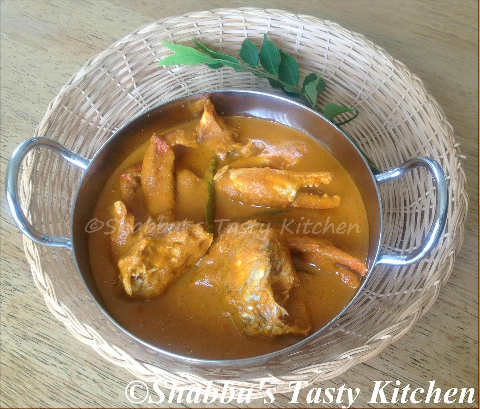 njandu-thenga-aracha-curry-crab-cooked