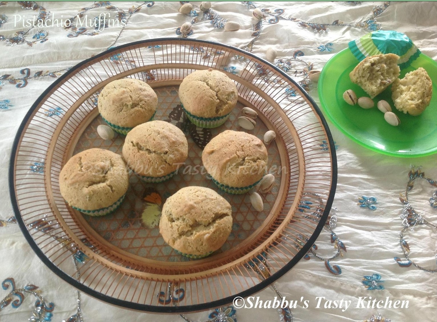 pistachio-muffins