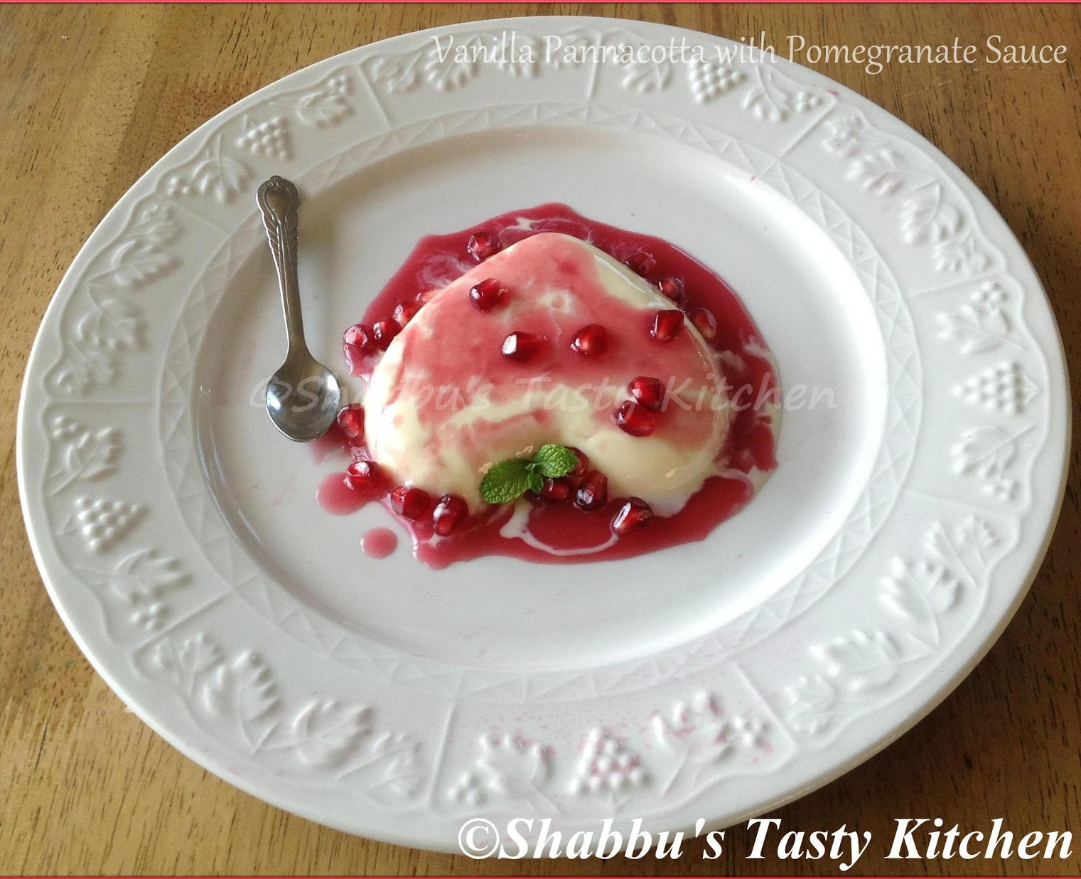 vanilla-panna-cotta-with-pomegranate
