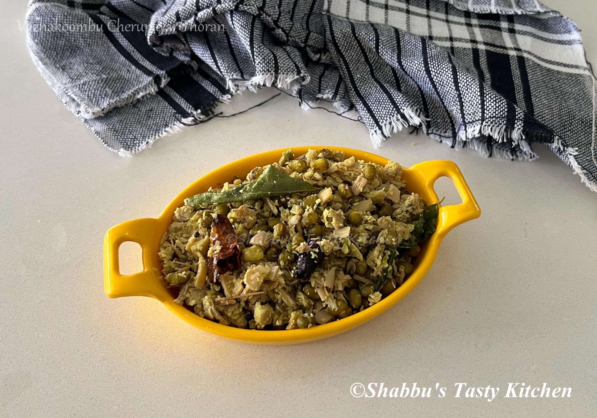 vazhakoombu-cherupayar-thoran-banana-flower-green-gram-thoran